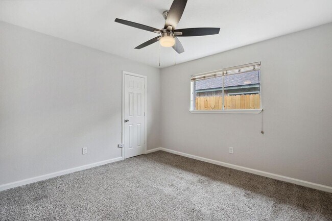 Building Photo - 4023 Broken Elm Dr