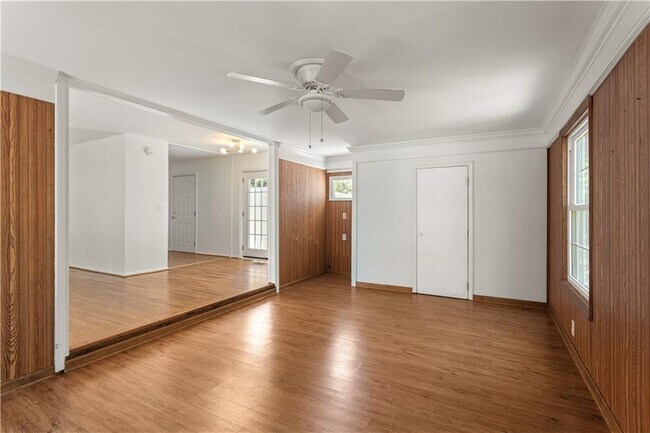 Building Photo - 2866 Highland Dr SE