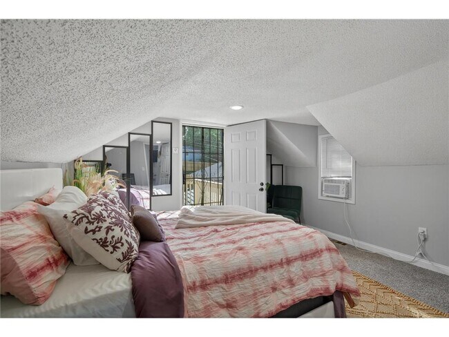 Building Photo - 884 Westminster St