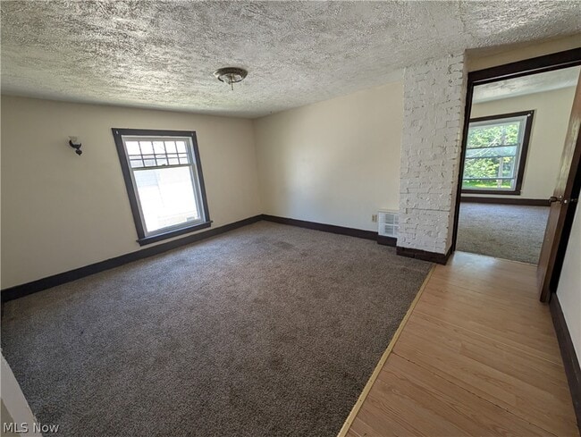 Building Photo - 545 W 36th St