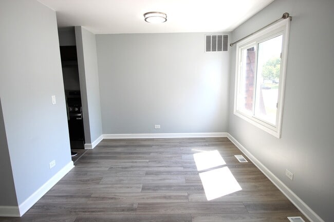 Building Photo - 3018 Roberts Dr