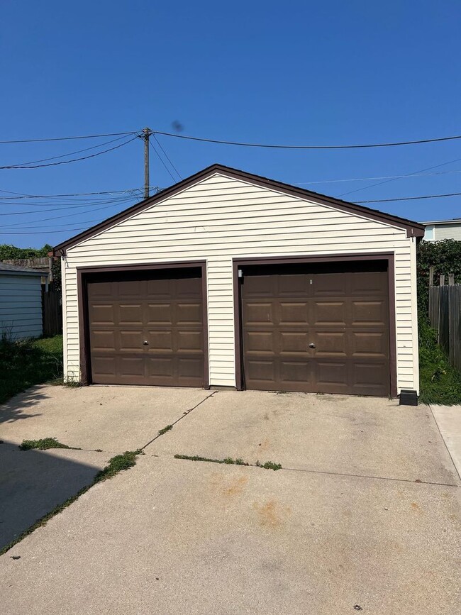 Building Photo - 3332/3334 S. Springfield Ave. (Duplex)