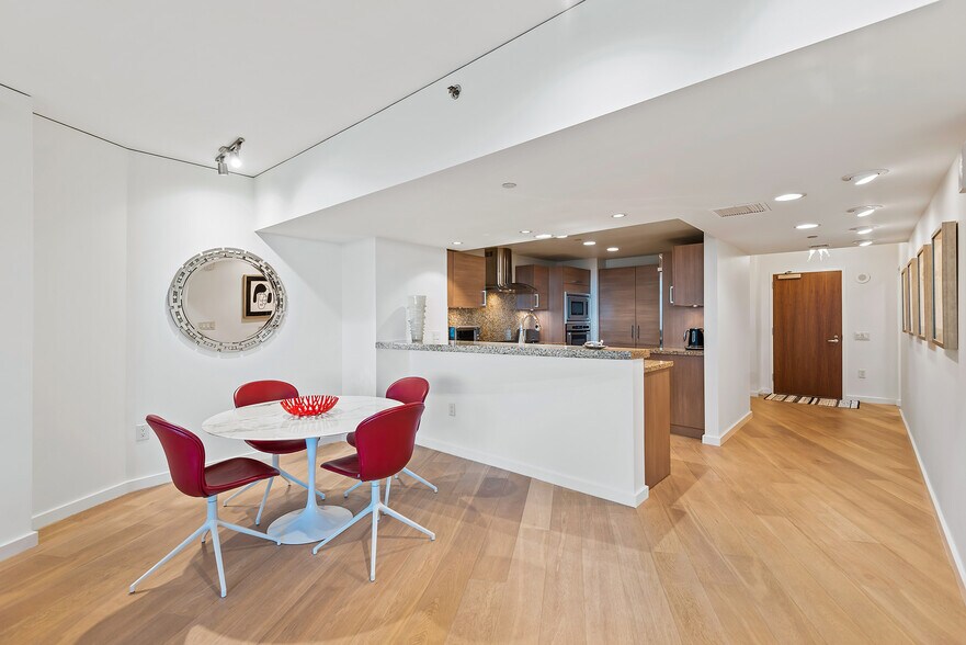 Building Photo - 13650 marina pointe Dr