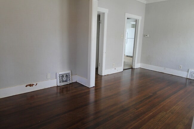 Building Photo - Cozy 2+ Bedroom Home in South Omaha! Pet F...