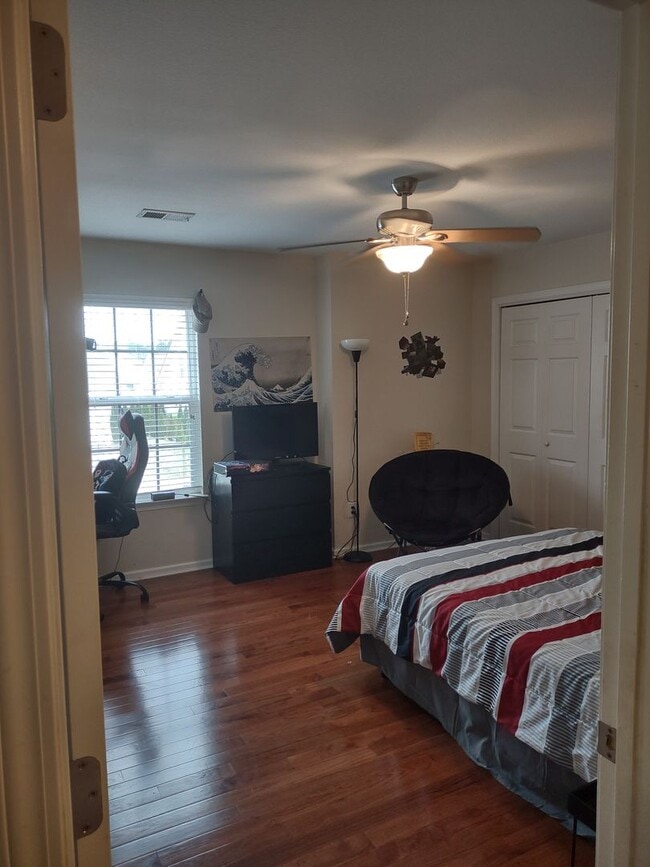Building Photo - Outstanding FIVE Bedroom Home in Northeast Columbia!