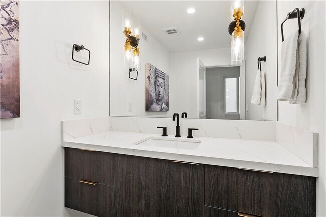 Building Photo - 520 Iris Ave