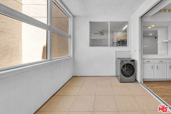 Building Photo - 14144 Dickens St