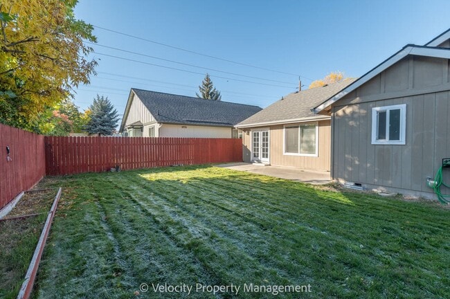 Building Photo - Light & Bright Single Level Home!