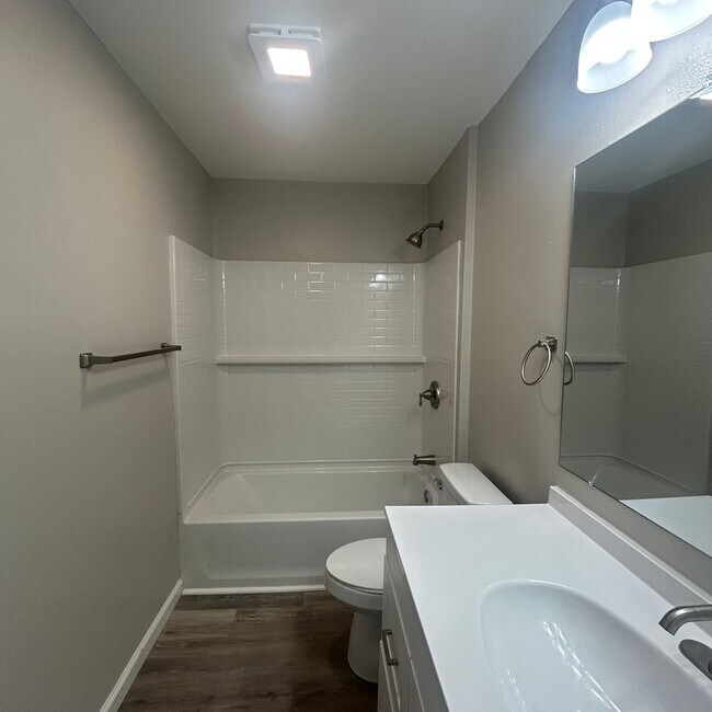 Building Photo - Welcome home to this beautifully designed 3-bedroom, 2 bath half duplex