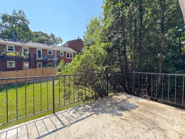 Building Photo - Welcome to this well-maintained top-floor condominium