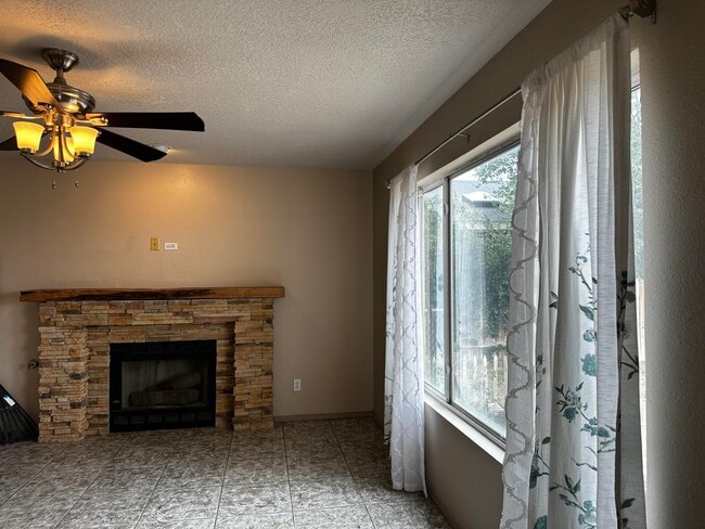 Building Photo - 800 Halter Dr SW