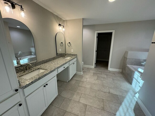 Building Photo - Knoxville 37920 - **COMING AVAILABLE August 1st** Beautiful single family home located in South K...