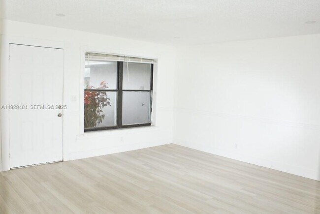 Building Photo - 1100 SW 4th Ave