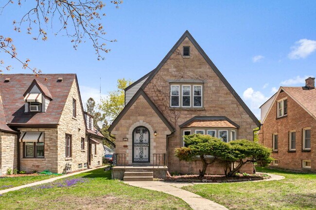 Building Photo - This spacious upper unit features 2 comfortable bedrooms with carpeting