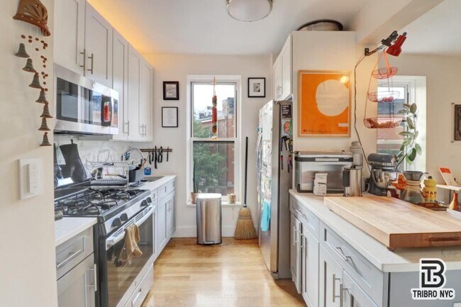 Building Photo - 3 bedroom in Queens NY 11385