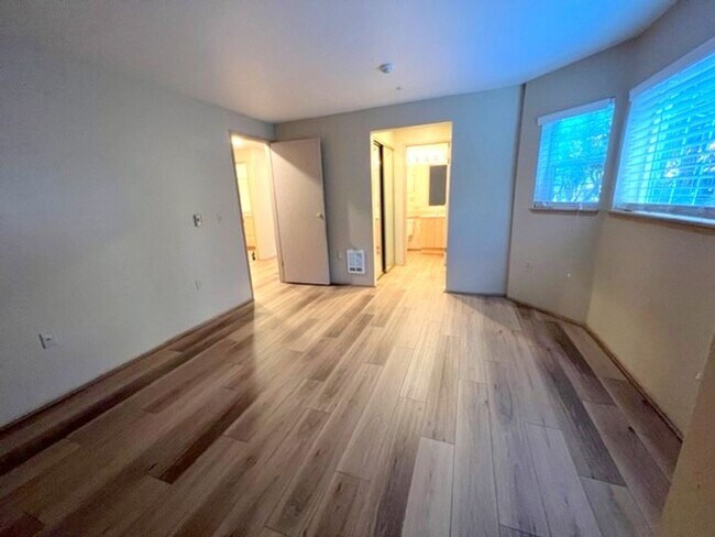 Building Photo - 2bd/2ba Woodinville Condo
