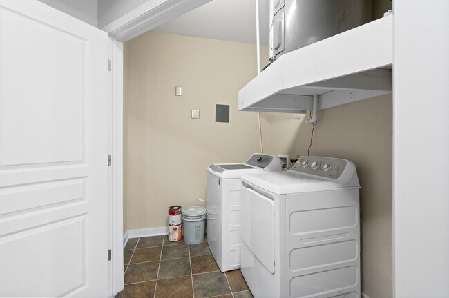 Building Photo - Spacious 3BR/2BA end unit at Bristol West ...
