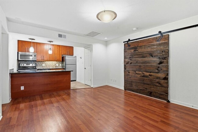 Building Photo - 7685 Northcross Dr