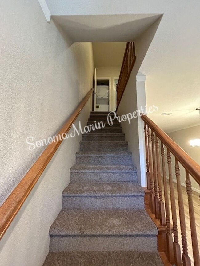 Building Photo - Updated 2-Bedroom, 1.5-Bath Townhouse in S...