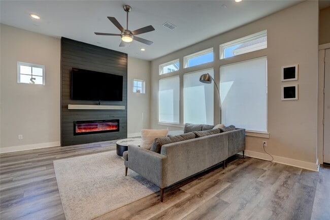 Building Photo - 3603 Kensington Gdns Ln