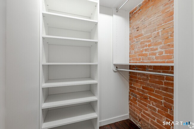 Building Photo - 424 Main St