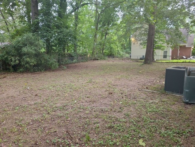 Building Photo - 3 Bedroom 2 Bathroom with a partially fenc...