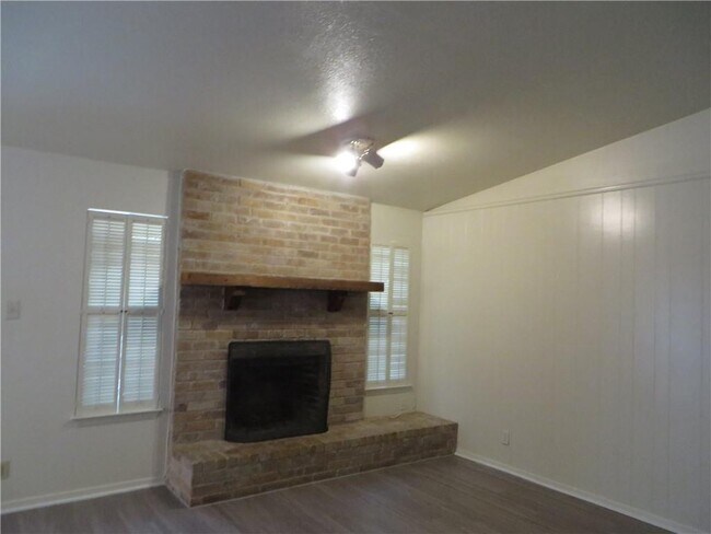 Building Photo - 502 Tanglewood Dr