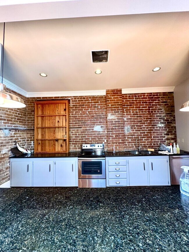 Building Photo - 3BR 2BA 3rd Street Downtown
