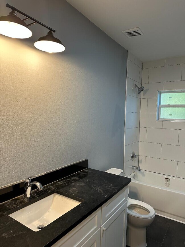 Building Photo - 105 N Davis St