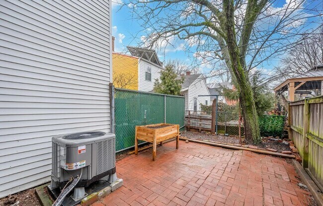 Building Photo - 206 Dill Ave