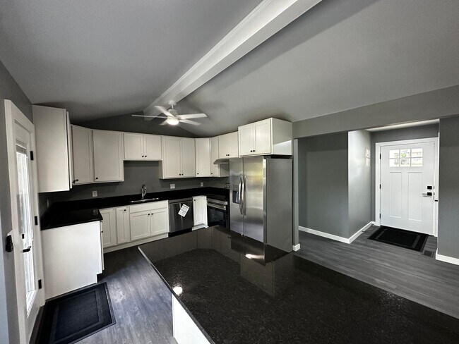 Building Photo - Fully Renovated in the Heart of Hendersonv...