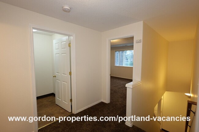 Building Photo - SE 73rd Ave - 3 bedroom townhouse in Mt Scott-Arleta neighborhood