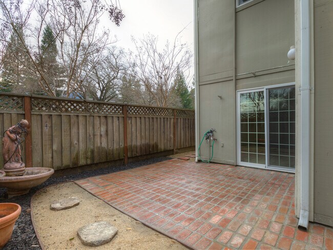 Building Photo - Wonderful 3 Bedroom, 2.5 bath, Updated Townhouse, in Danville!