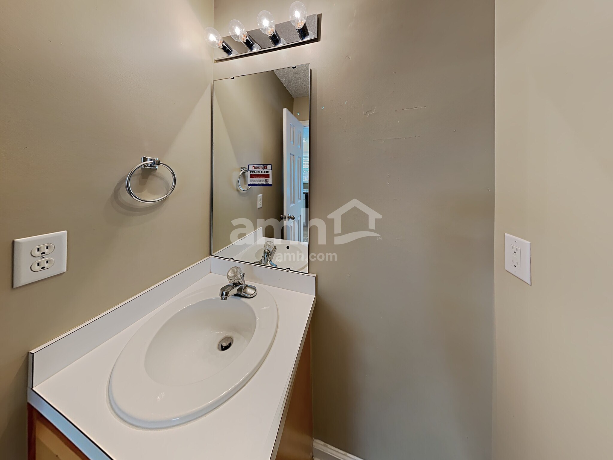 Building Photo - 1609 Middle Ridge Dr