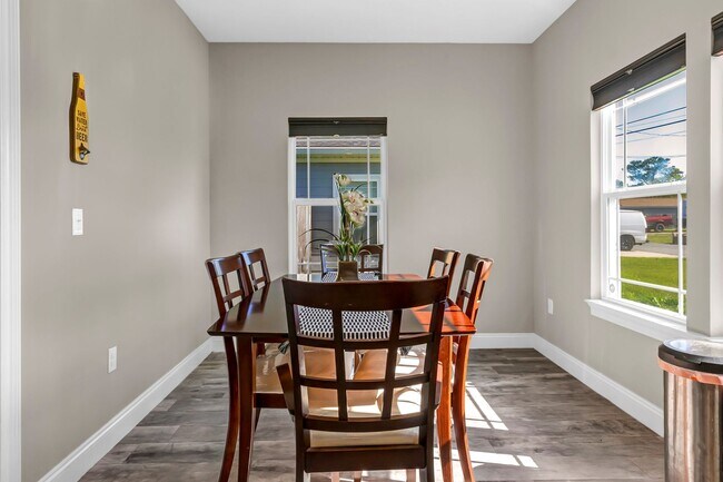 Building Photo - Solar Panel Home in East Navarre!