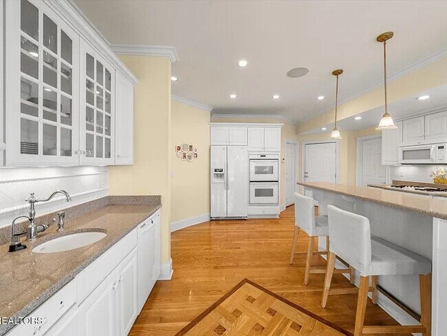 Building Photo - Luxury & Convenience!!