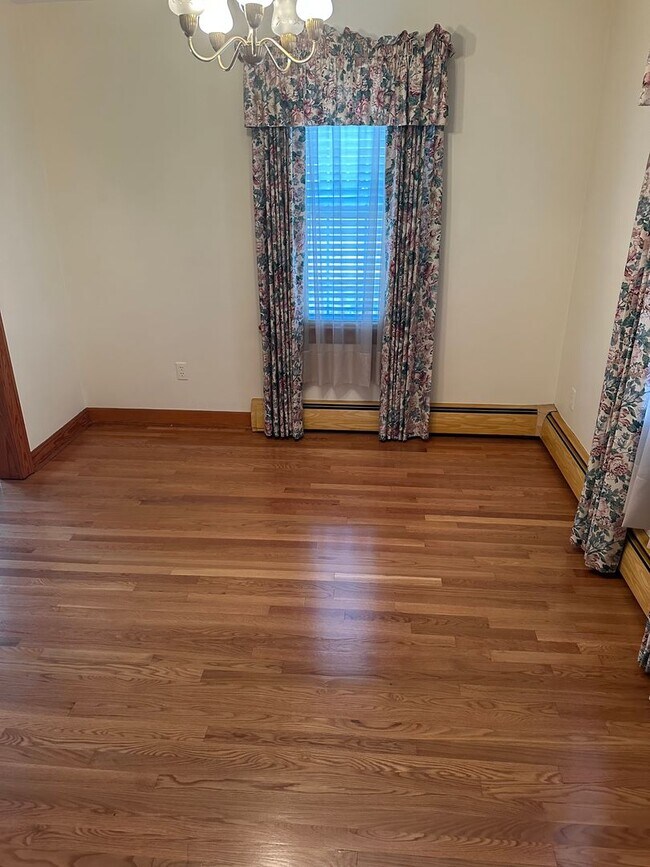 Building Photo - Well maintained 3 Bedroom/2 bath brick rancher in Mechanicsville with large backyard and two car ...