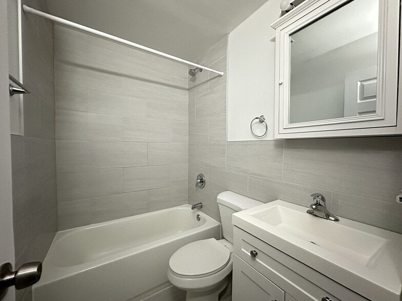 Building Photo - 663 W Grace St