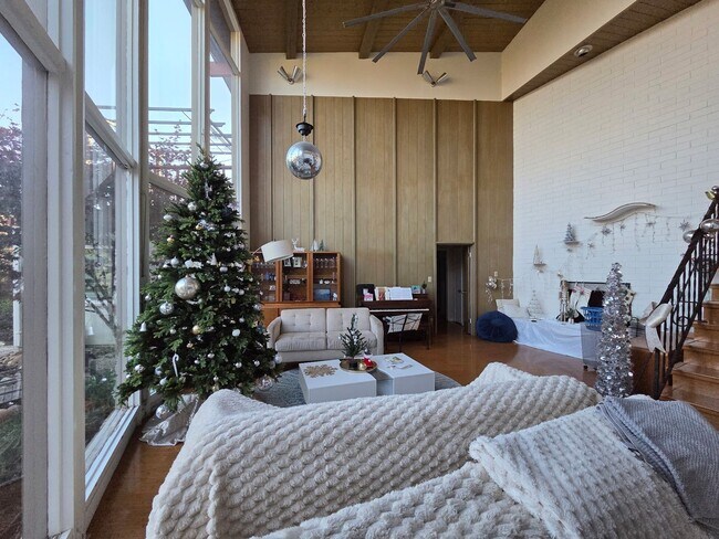 Building Photo - Wonderful Mid Century Home available for lease