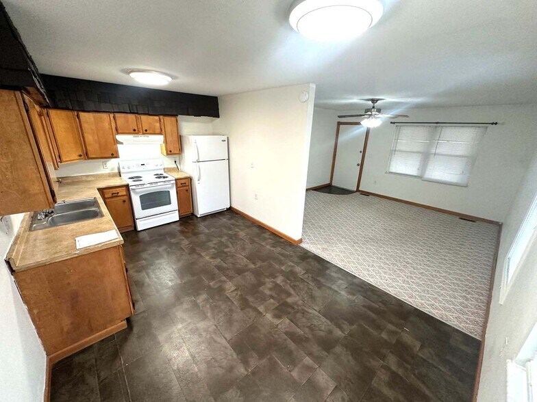 Building Photo - 3028 Meadowview Dr