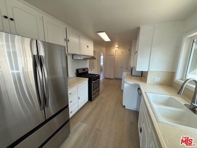 Building Photo - 3237 Midvale Ave