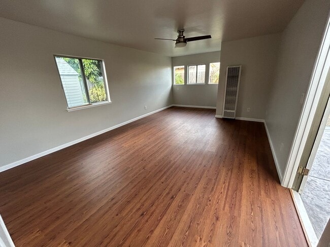 Building Photo - Spacious 3 Bed/1.5 Bath Home Located in He...