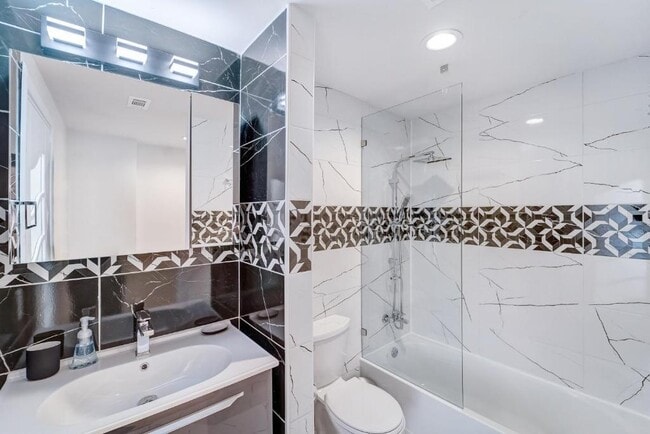 Building Photo - 1409 E M. Franklin Ave