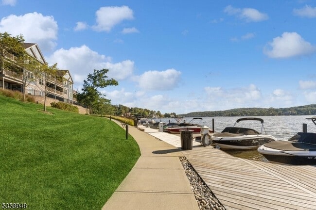 Building Photo - 504 Mariners Pointe