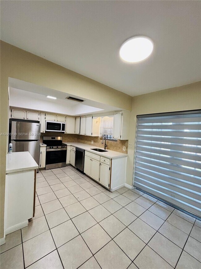 Building Photo - 1050 SW 2nd Ave