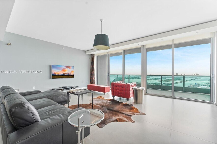 Building Photo - 900 Biscayne Blvd