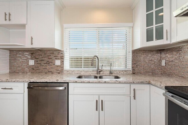 Building Photo - **Remodeled** spacious 5 bedroom home!!!