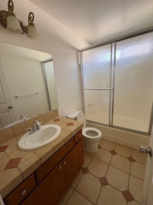 Building Photo - Spacious 2-Bedroom Apartment in Atascadero – Available Now!
