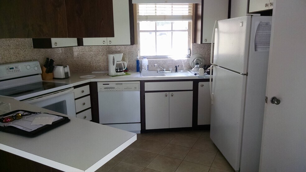 kitchen - 3 E Greens Cir