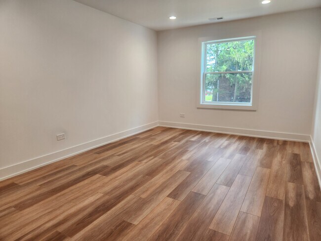 Building Photo - 915 Shorewood